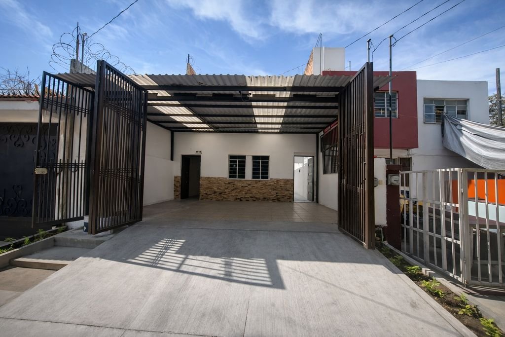 CASA en RENTA - Col. Moderna 225 METROS TERRENO