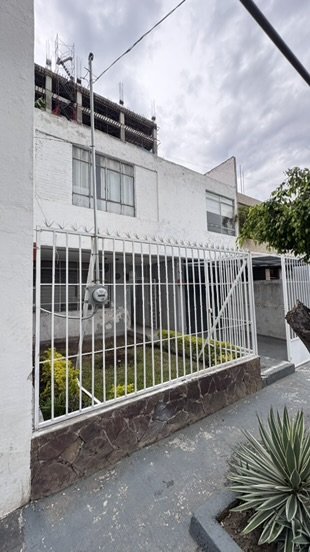 Casa a precio de TERRENO a media cuadra de av. Chapultepec