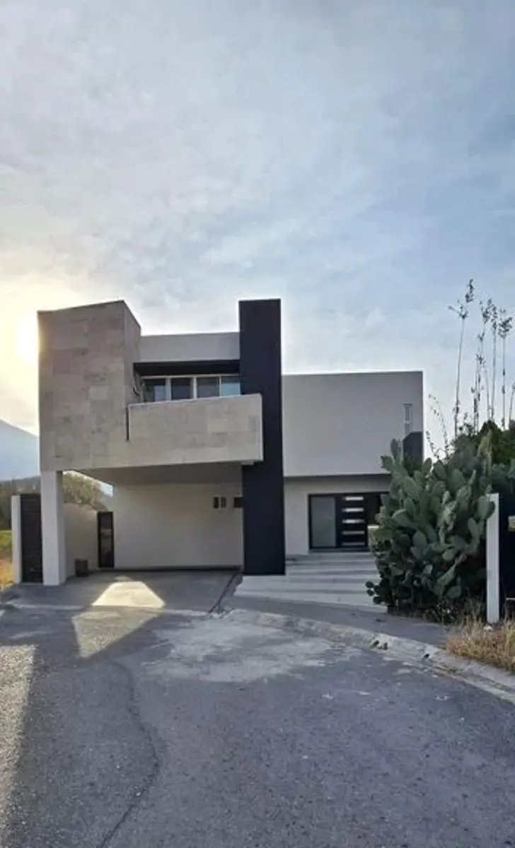 Casa Amplia en Venta en Privada en El Uro | $14,500,000 MXN