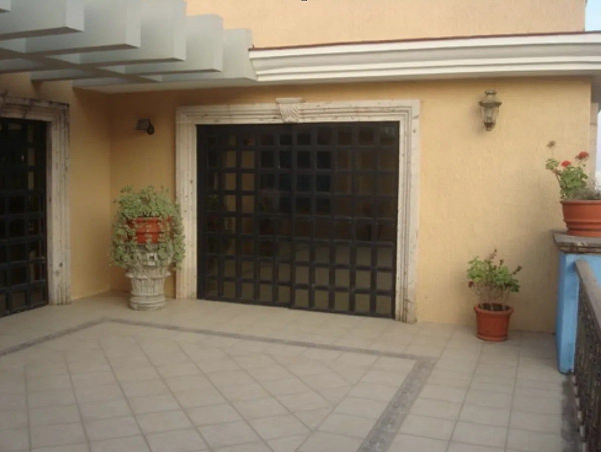 Edificio muy VERSATIL A UN USO PARA: Casa / Oficina /  Renta de Cuartos