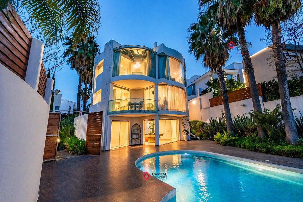 Casa de lujo en venta en Virreyes con alberca y amplios espacios.