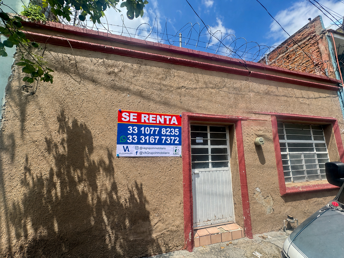 Casa en Renta Colonia la Perla a media cuadra del Centro Médico de Occidente.