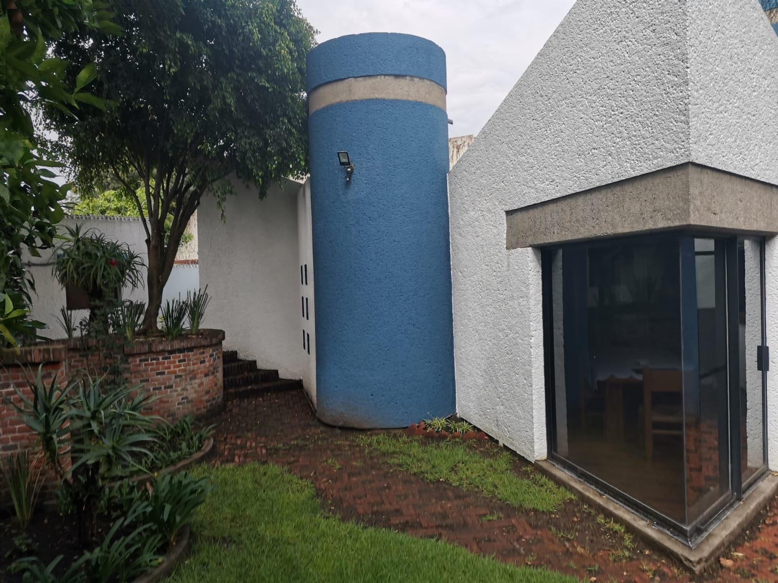 CASA EN VENTA EN BARRANCA SECA, 3 JARDÍNES Y 686m2 DE TERRENO · foto 2