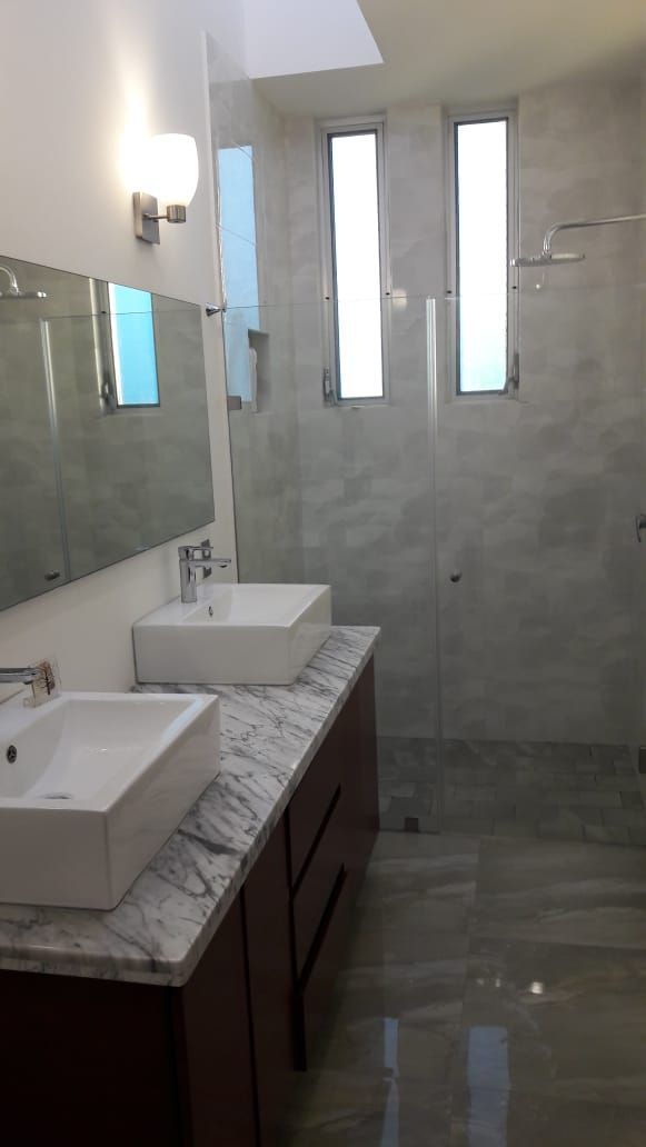 Hueco Dela Escalera Y Cuarto De Baño Al Lado
Atlanta