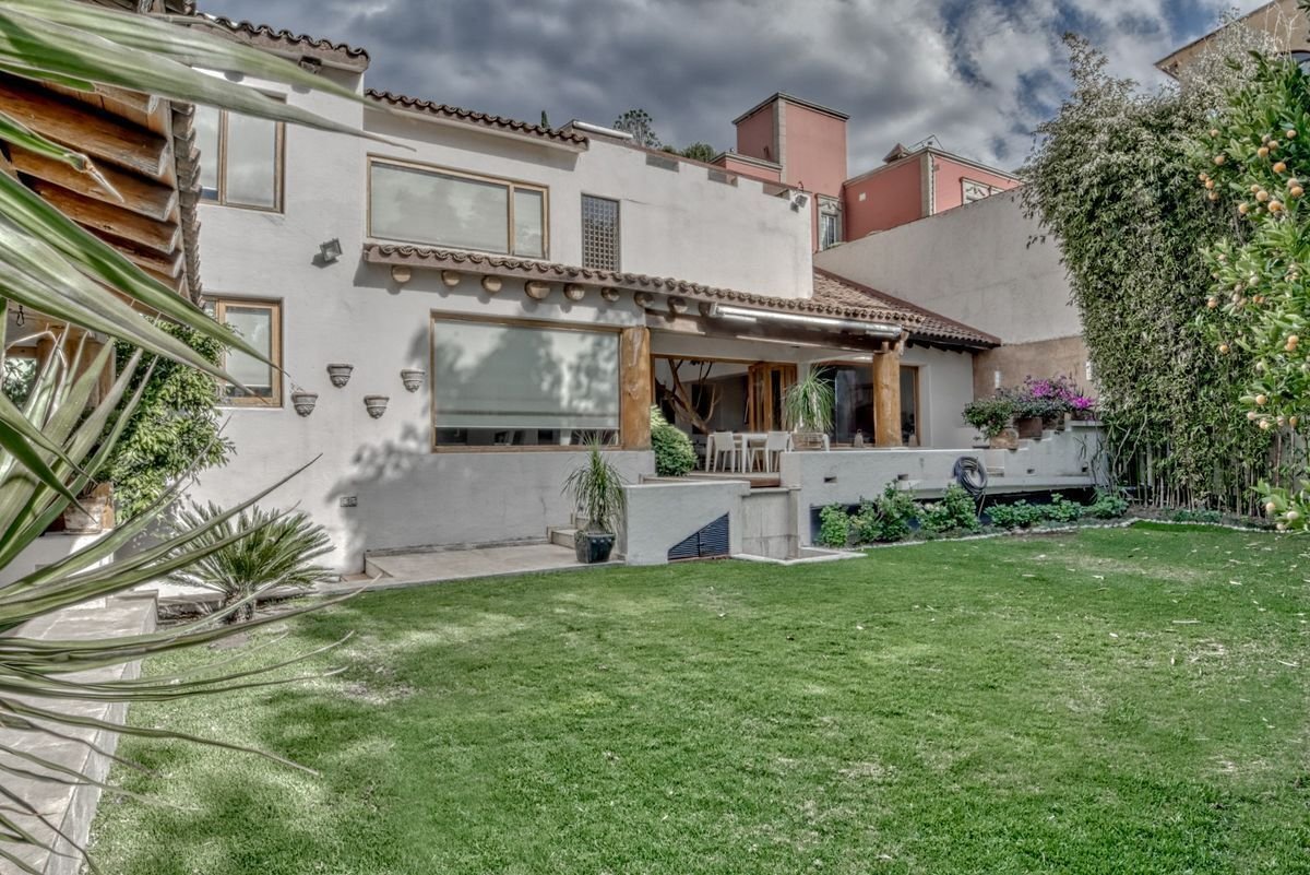 VENTA CASA CON ENCANTO FAMILIAR  EN BOSQUES DE LAS LOMAS   · foto 3